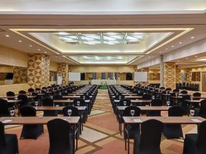 une grande salle de banquet avec des tables et des chaises dans l'établissement KHAS Makassar Hotel, à Makassar