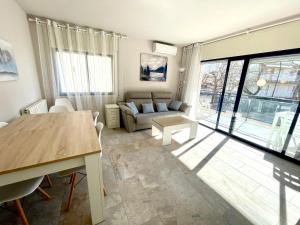 a living room with a couch and a table at Maria Voramar in Cambrils