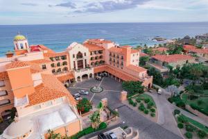 una vista aérea de un complejo con el océano en Hacienda del Mar Los Cabos, Autograph Collection, en Cabo San Lucas