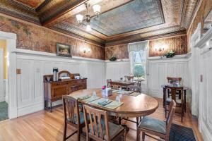 a dining room with a table and chairs at Hennessey House Bed and Breakfast in Napa