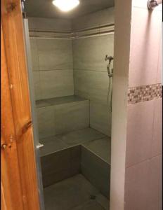 El baño incluye ducha a ras de suelo con estanterías. en Suite Torre Sol OmniHospital Torre Médica, en Guayaquil