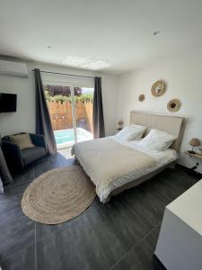 Posteľ alebo postele v izbe v ubytovaní Villa avec piscine entièrement rénovée à 5min de la plage de pinia