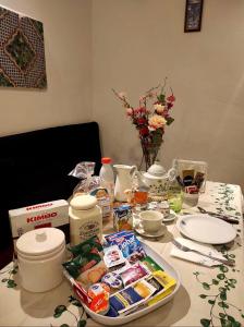 une table contenant de la nourriture et d'autres articles dans l'établissement Casa Massa, à San Giovanni