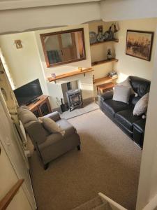 sala de estar con sofá y chimenea en Two Bedroomed House near Newark & Grantham, 