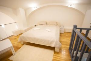 sypialnia z łóżkiem z dwoma ręcznikami w obiekcie Parliament Exclusive Gallery w Budapeszcie