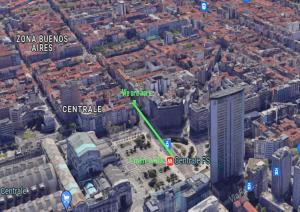 una vista aérea de una ciudad con un edificio alto en Hotel Vitruvio en Milán