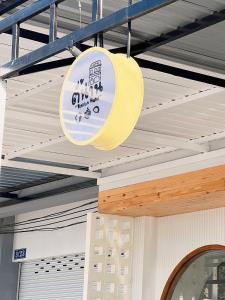 un frisbee jaune suspendu au plafond d'un bâtiment dans l'établissement Teenan Hostel, à Nan