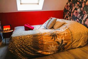 Posteľ alebo postele v izbe v ubytovaní ROMANTIC STUDIO EVE - PROCHE GARE - NETFLIX - WiFi