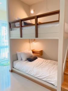 楠府的住宿－Teenan Hostel，一间卧室配有双层床。
