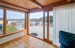 Cette chambre dispose d'une grande fenêtre avec vue. dans l'établissement Nice Home In Uddevalla With House Sea View, à Uddevalla