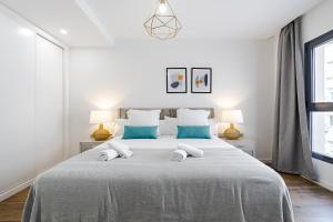 Łóżko lub łóżka w pokoju w obiekcie Feelathome Goya Apartments