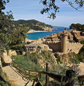 uitzicht op een stad op een heuvel met de oceaan bij Can Senio 2 in Tossa de Mar