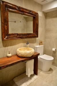 A bathroom at Can Senio 2