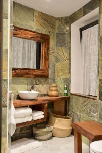 een badkamer met een wastafel en een spiegel bij Can Senio 2 in Tossa de Mar