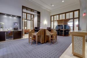 vestíbulo con mesa y sillas y cocina en Amazing 2 BR Apartment Located at Pentagon City, en Arlington