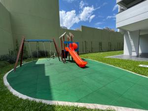 un parque infantil con tobogán y columpio en Torre Bóreas, tu viento a favor en Buenos Aires