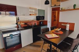 Eldhús eða eldhúskrókur á Magnifique appartement avec balcon vue mer à l'entrée d'Ajaccio