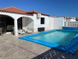 - une piscine dans l'arrière-cour d'une maison dans l'établissement CASA TOM - Spacious holiday home with heated pool, à San Miguel de Abona