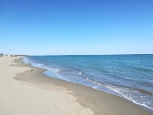 una spiaggia con l'oceano e la costa di Casa Vacanze Sunshine a Scanzano