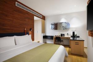 Una cama o camas en una habitación de voco Guadalajara Neruda by IHG 178 fotos más