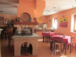 A restaurant or other place to eat at B&B Le Colline Country House