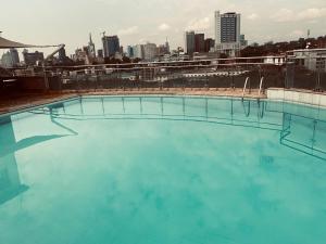 A piscina localizada em Urban city studio w/ scenic rooftop pool ou nos arredores