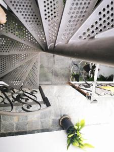 a room with a metal wall with a table and chairs at La Princesa y El Guisante in Conil de la Frontera