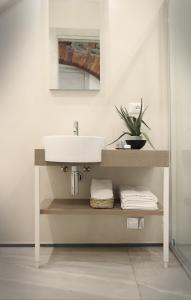 a bathroom with a sink on a shelf with towels at Il Bordone - affittacamere a Manarola, Cinque Terre in Manarola
