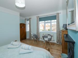 1 dormitorio con cama y ventana en Beck View, en Sheringham