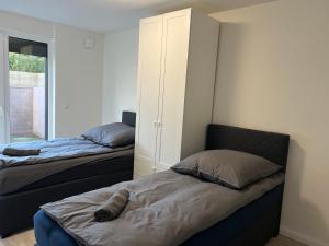 sypialnia z 2 łóżkami i szafką w obiekcie OTTO Apartments w mieście Hamburg