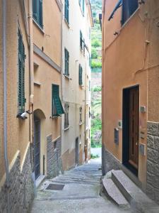 an alley in an old town with buildings at Il Bordone - affittacamere a Manarola, Cinque Terre in Manarola