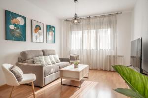 un soggiorno con divano e tavolo di EnjoyGranada EMIR 4C + Parking a Granada