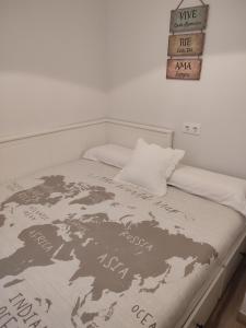 una cama con un mapa del mundo en ella en Nuevo y centrico, Santa Marina, en Córdoba