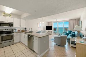 een keuken en een woonkamer met uitzicht op de oceaan bij Pelican Beach 0805 by Pelican Beach Management in Destin