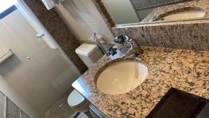 ein Badezimmer mit Waschbecken und Toilette in der Unterkunft Flat Particular Hotel Lets Idea - SEM CAFÉ in Brasilia + 4 Fotos