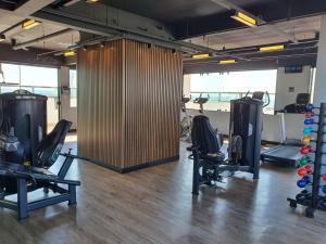 ein Fitnessstudio mit zwei Laufbändern und Stühlen in einem Raum in der Unterkunft Flat Particular Hotel Lets Idea - SEM CAFÉ in Brasilia