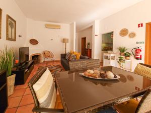 uma sala de estar com uma mesa e um sofá em Vila Marrocha - Peace of heaven in Algarve - BY BEDZY em Armação de Pêra