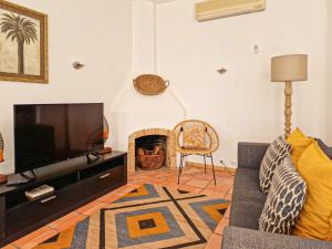uma sala de estar com um sofá e uma televisão em Vila Marrocha - Peace of heaven in Algarve - BY BEDZY em Armação de Pêra