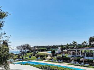 uma vista para um resort com uma piscina em Vila Marrocha - Peace of heaven in Algarve - BY BEDZY em Armação de Pêra