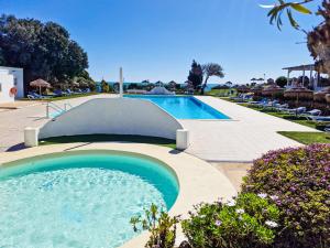 uma piscina com rampa num resort em Vila Marrocha - Peace of heaven in Algarve - BY BEDZY em Armação de Pêra