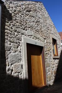 ein Backsteingebäude mit einer Holztür darin in der Unterkunft Groove-Wood Loft in Vila Nova de Gaia