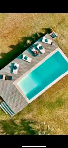 una vista aérea de una piscina con una persona a su lado en Hjem Studios en La Pedrera