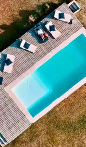 uma vista superior de uma piscina com uma pessoa deitada sobre a lagoa em Hjem Studios em La Pedrera