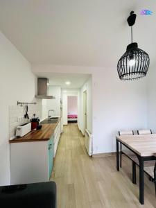 cocina y comedor con mesa de comedor en Apartamento Peñon de Ifach, en Calpe