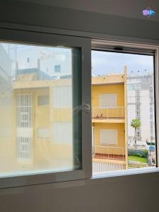 uma janela com vista para um edifício em Apartamento Peñon de Ifach em Calpe