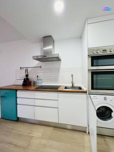 una cocina con fregadero y lavadora en Apartamento Peñon de Ifach, en Calpe 3 fotos más