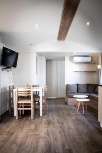 uma sala de estar com um sofá e uma mesa em amorosa mobil home em Canet-en-Roussillon