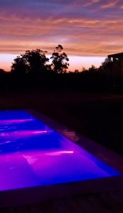 un grupo de luces azules frente a una puesta de sol en Hjem Studios en La Pedrera