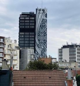 ein hohes Gebäude in einer Stadt mit hohen Gebäuden in der Unterkunft Ravissant appartement Louisa in Brüssel