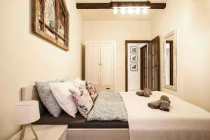 Tempat tidur dalam kamar di 2-bedroom Apartment, heart of Cracow Old Town